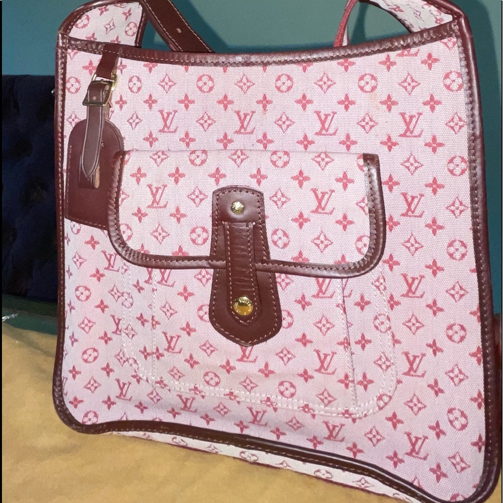 100% Vintage Louis Vuitton bag.